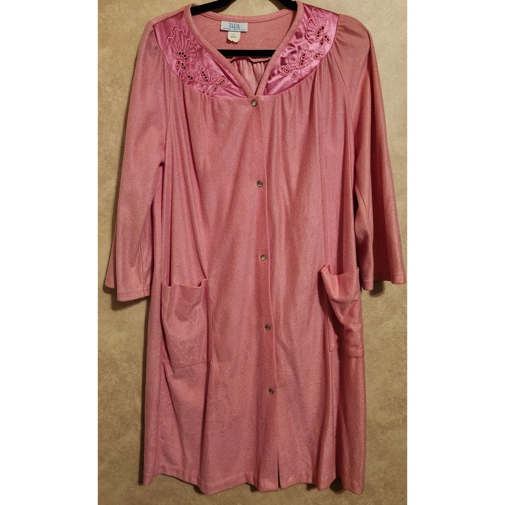Vintage Tara New York Pink Floral‎ Embroidered Snap Front Housecoat Robe Medium